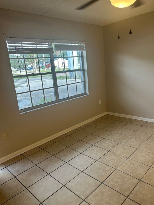 300 N Dewey St in Eustis, FL - Building Photo