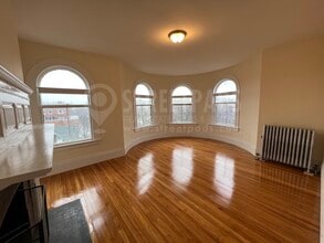 2 Ware St in Cambridge, MA - Foto de edificio - Building Photo