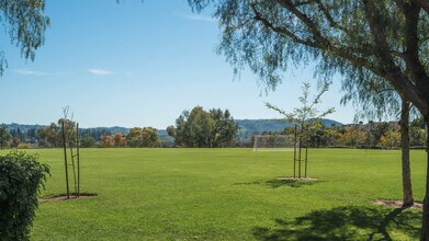 Villa Solana in Laguna Hills, CA - Foto de edificio - Building Photo