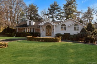 200 Hummingbird Dr in Roslyn, NY - Building Photo