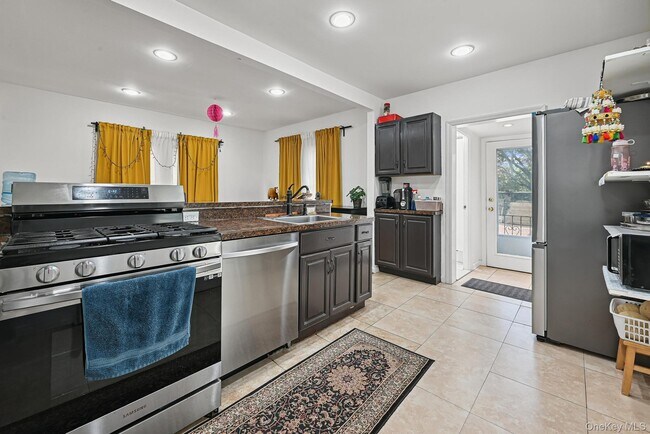 13 Herbert Ave in Port Washington, NY - Building Photo - Building Photo