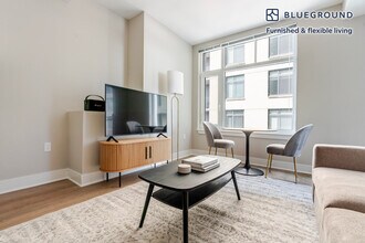 4924 St Elmo Ave in Bethesda, MD - Foto de edificio - Building Photo