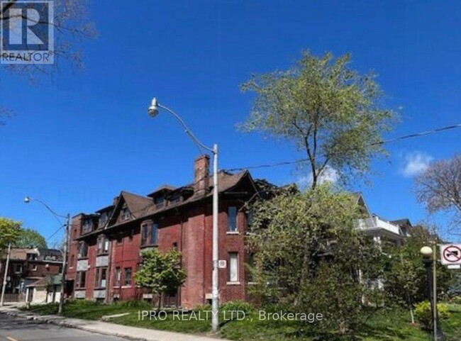 526-526 Palmerston Blvd