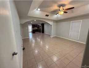 137 Mynah Ave in McAllen, TX - Foto de edificio - Building Photo