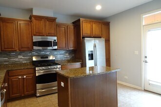 2203 S Crambourne Way in Arlington Heights, IL - Building Photo - Building Photo