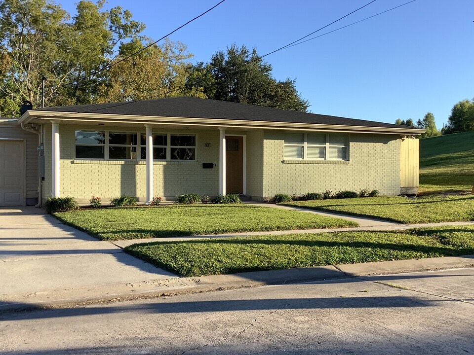 101 Hibiscus Pl in River Ridge, LA - Foto de edificio