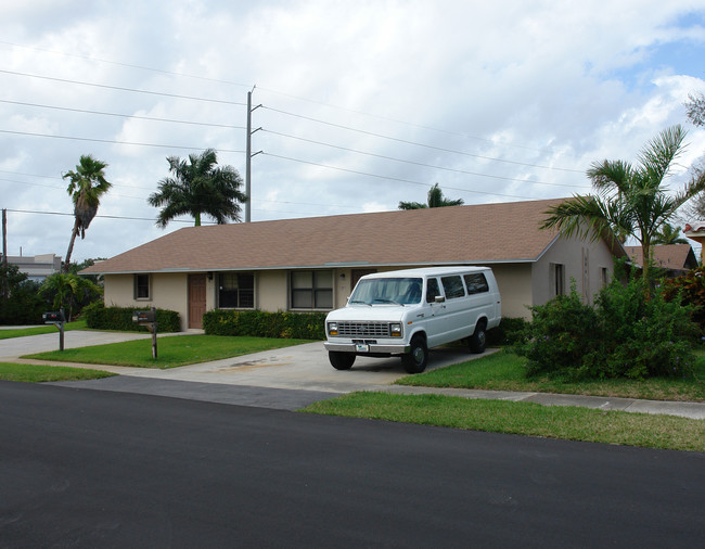 278-284 SW 7th St in Dania Beach, FL - Building Photo - Building Photo