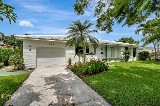 329 Alhambra Pl in West Palm Beach, FL - Foto de edificio - Building Photo