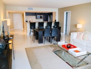 1717 N Bayshore Dr in Miami, FL - Building Photo - Building Photo