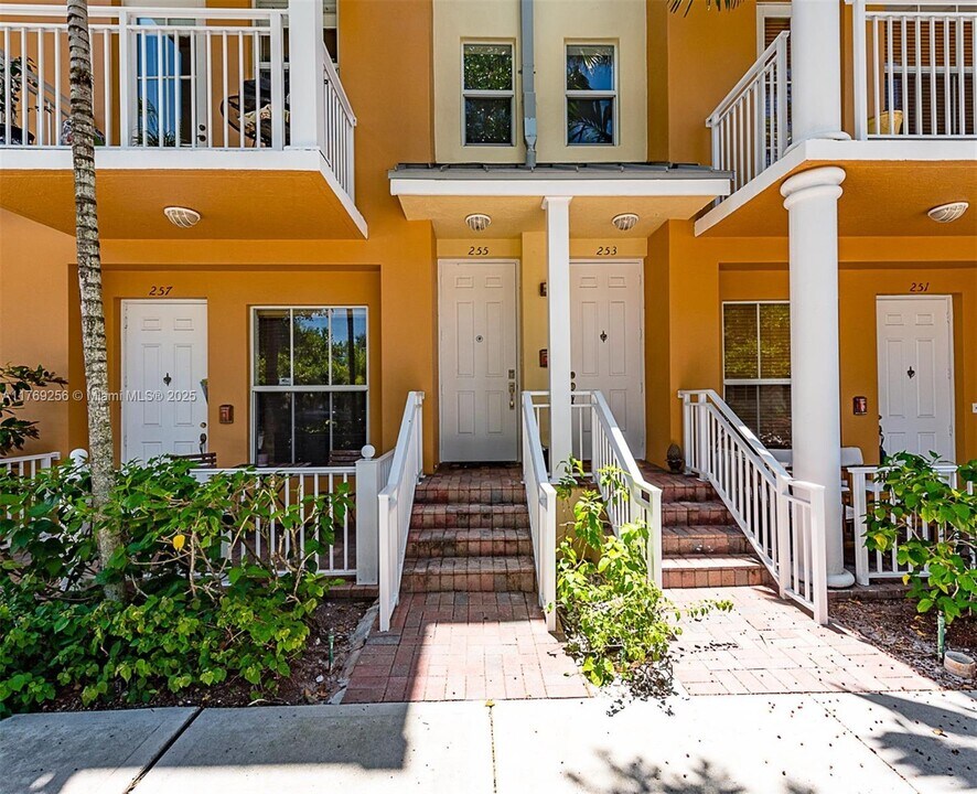 255 Olssen Ave in Fort Lauderdale, FL - Building Photo
