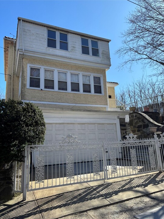 218 E 4th St in Mount Vernon, NY - Building Photo
