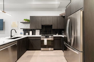 318 W Grand Ave in Chicago, IL - Building Photo - Building Photo