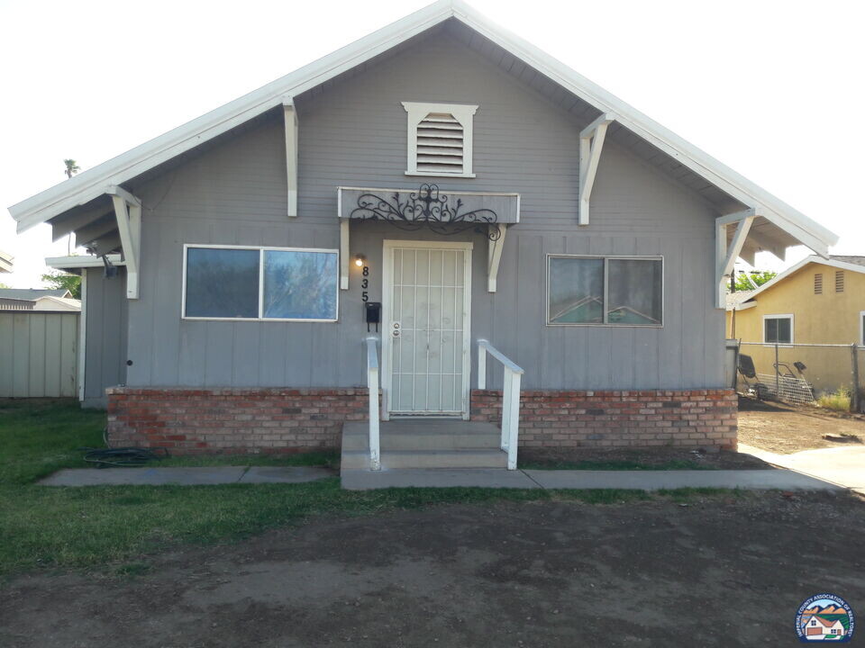 835 Walnut Ave in Holtville, CA - Foto de edificio