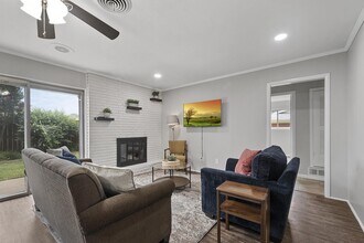 Bright & spacious 6-bedroom retreat in Ben in Benbrook, TX - Building Photo - Building Photo