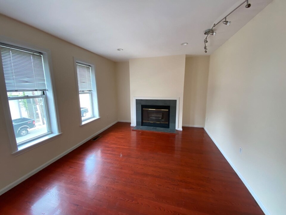 22-22 Chestnut St, Unit 22 in Cambridge, MA - Building Photo