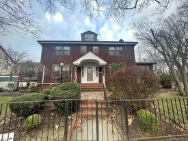 47-51-51 161st St in Queens, NY - Building Photo