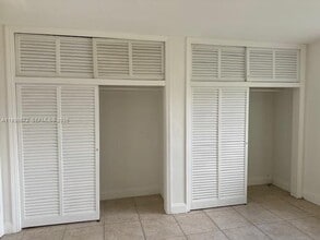 7350 SW 82nd St in Miami, FL - Building Photo - Building Photo