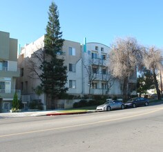 12231 Moorpark St in Studio City, CA - Foto de edificio - Building Photo