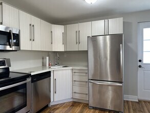 899 Lakeshore Rd E in Mississauga, ON - Building Photo - Building Photo
