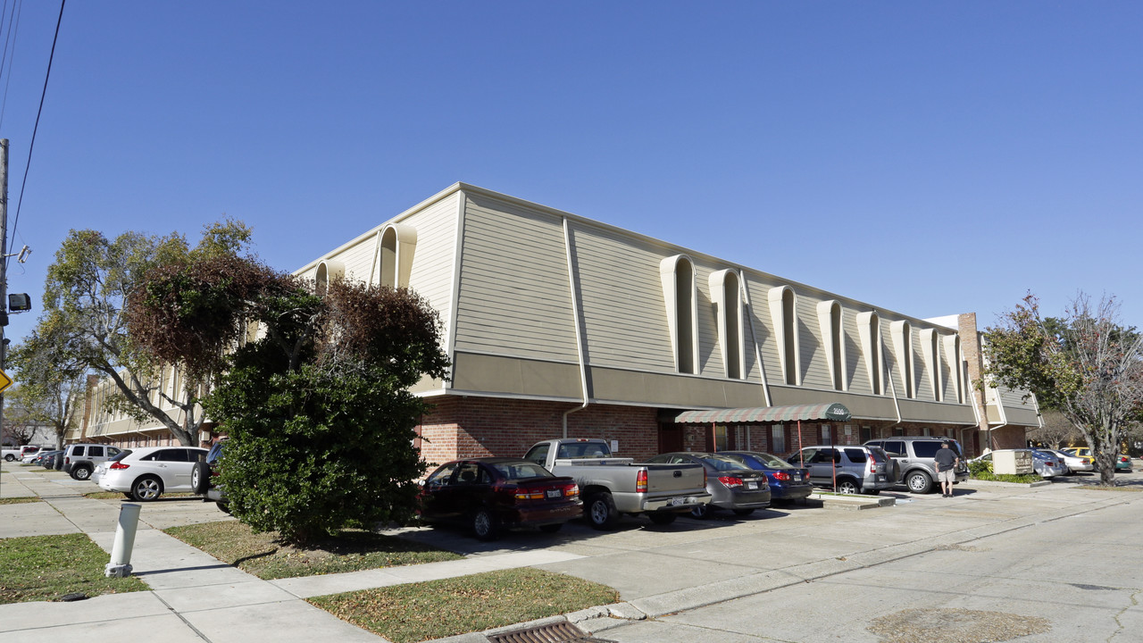 Carriage Court Condominiums in Metairie, LA - Building Photo