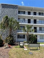 4906 Victoria Dr in Cape Coral, FL - Building Photo