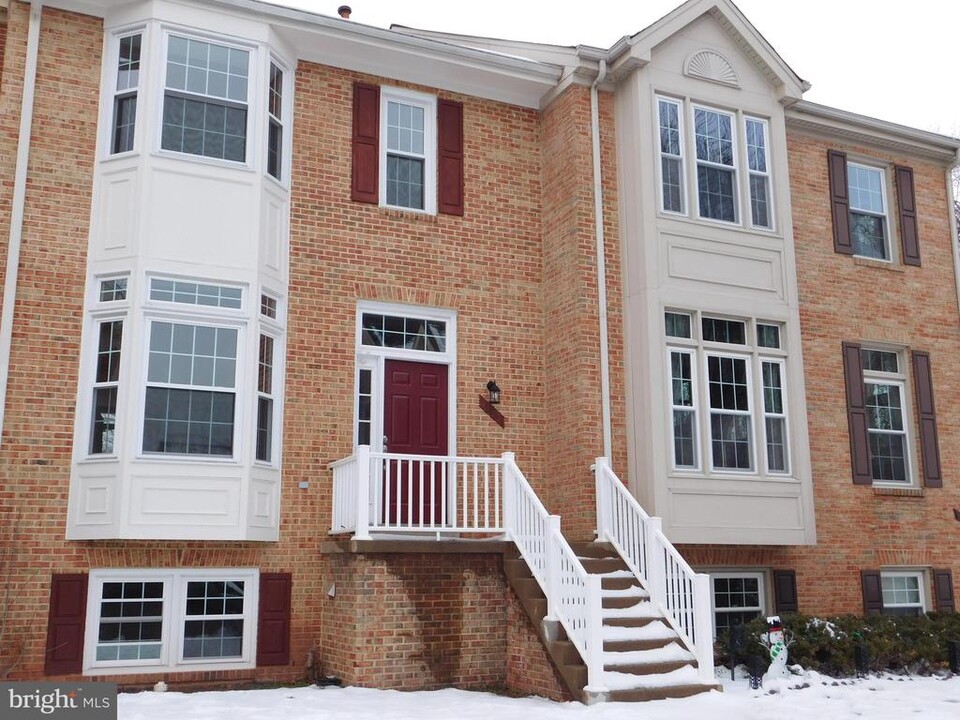 14561 Oakmere Dr in Centreville, VA - Building Photo