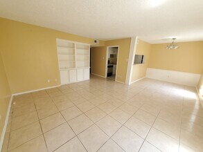 6410 Del Monte Dr in Houston, TX - Building Photo - Building Photo
