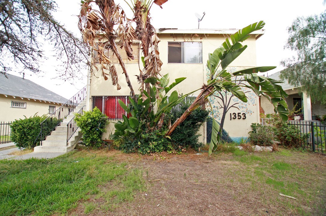 1353 W 36Th Pl in Los Angeles, CA - Building Photo