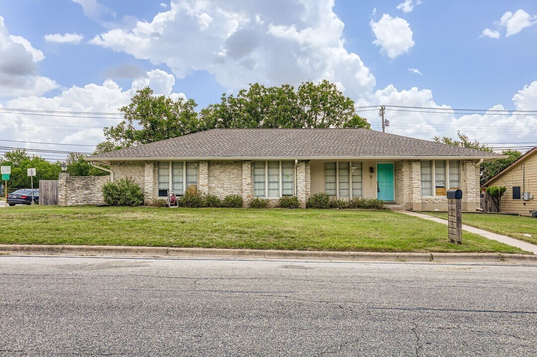 5313 Basswood Ln in Austin, TX - Foto de edificio