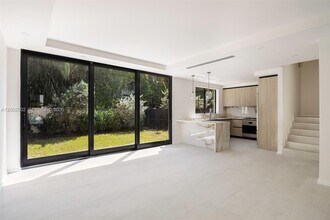 7498 SW 100th St in Pinecrest, FL - Foto de edificio - Building Photo