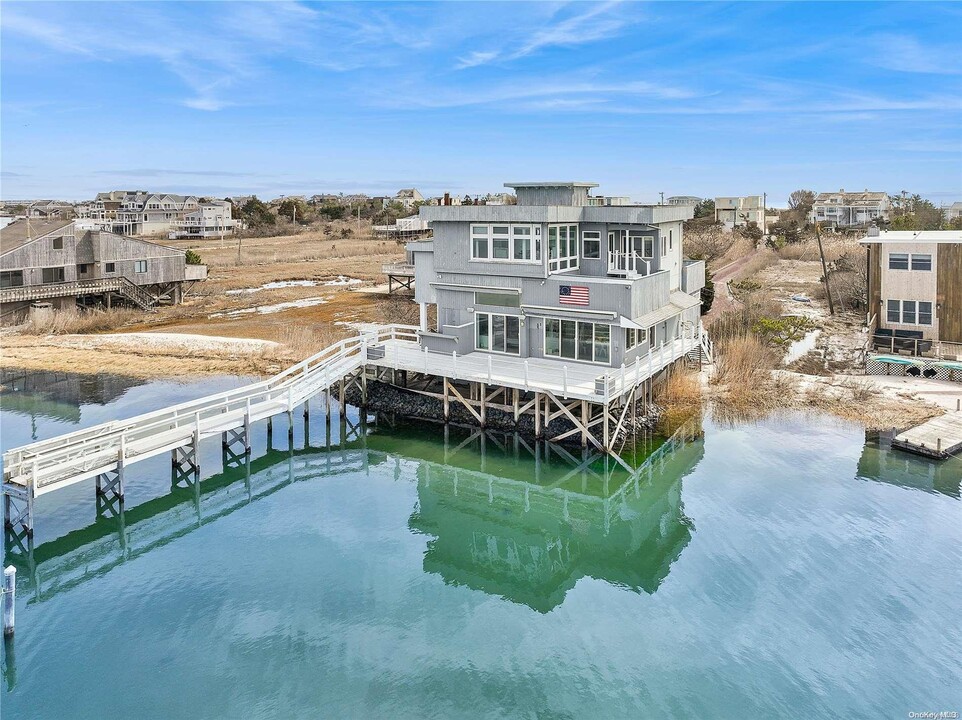 358 Dune Rd in Westhampton Beach, NY - Building Photo