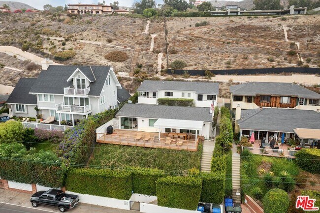 25121 Malibu Rd in Malibu, CA - Building Photo - Building Photo
