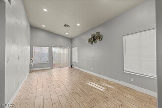 5616 Royal Castle Ln in Las Vegas, NV - Building Photo - Building Photo