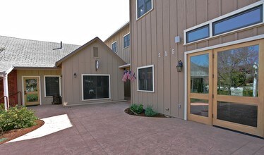 215 Cloverdale Blvd in Cloverdale, CA - Foto de edificio - Building Photo