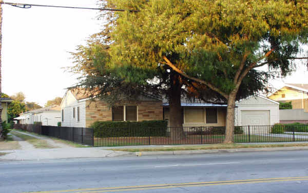 7951 Stewart and Gray Rd in Downey, CA - Foto de edificio