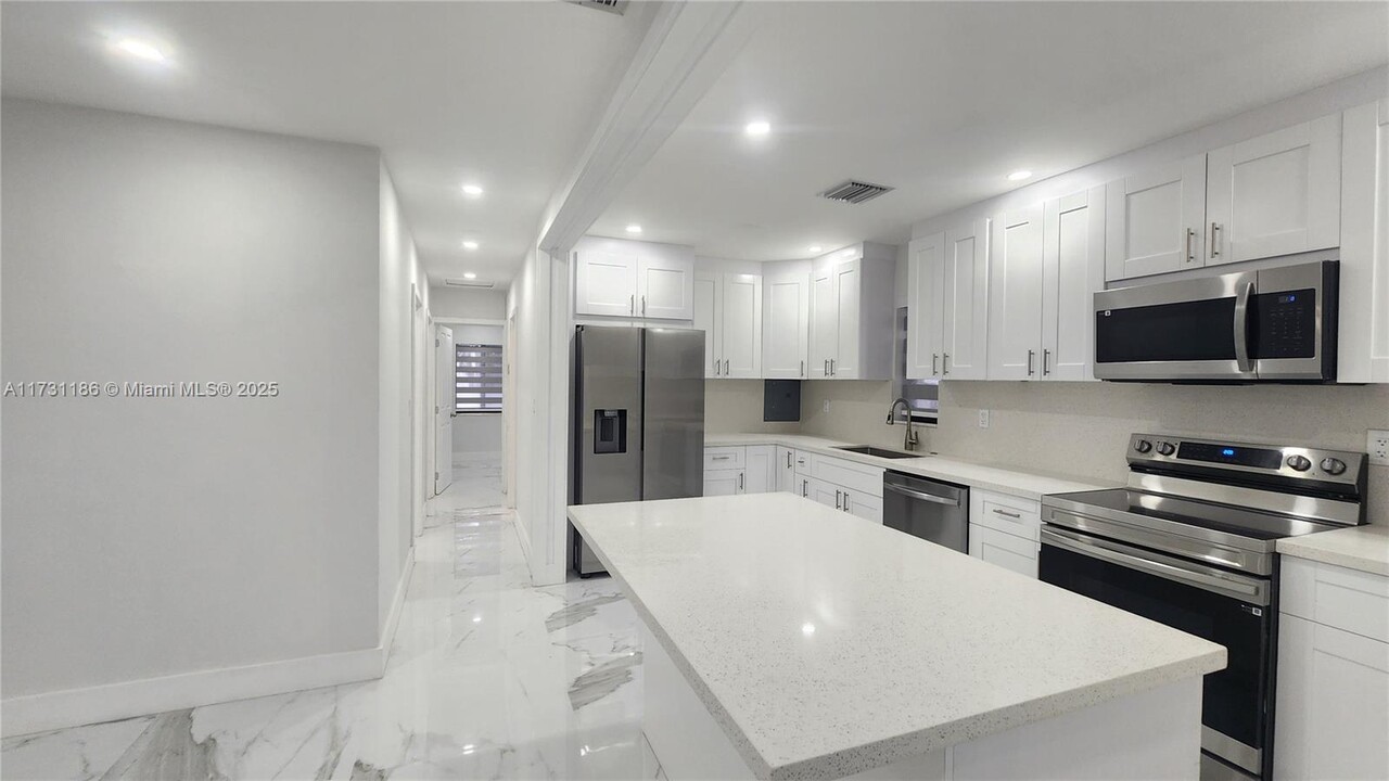 10330 SW 35th St in Miami, FL - Building Photo