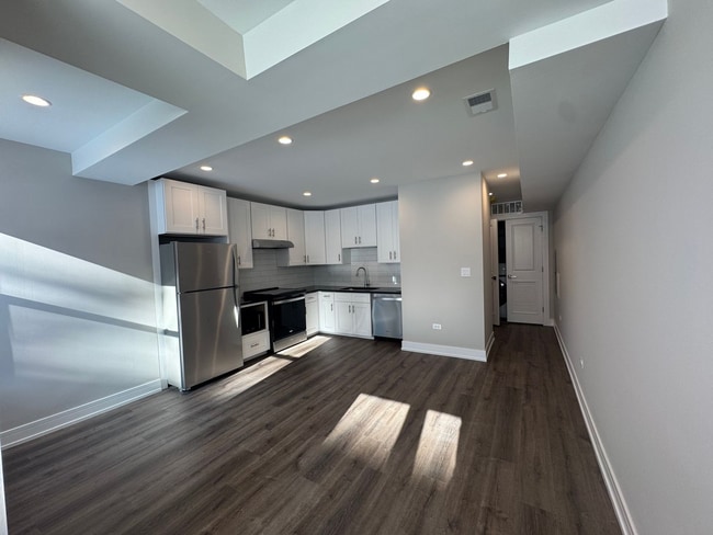 1712 W Lunt Ave, Unit 101 in Chicago, IL - Building Photo - Building Photo