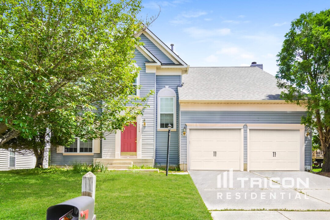 7880 King Arthur Ct in White Plains, MD - Building Photo