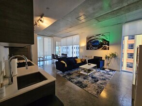 151 SE 1st St, Unit 801 in Miami, FL - Building Photo - Building Photo