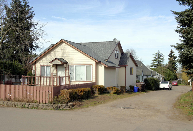 2 Sfrs & 1 Triplex in Portland, OR - Building Photo - Building Photo