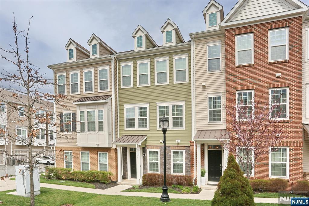 96 Truman Dr in Wood Ridge, NJ - Building Photo