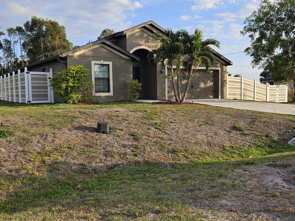 807 Lystra Ave in Ft. Myers, FL - Building Photo