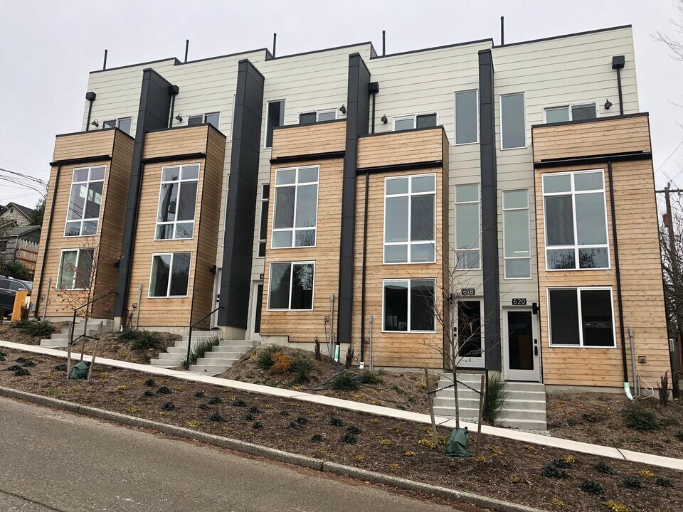 620 N 41st St in Seattle, WA - Building Photo