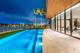 15 E San Marino Dr in Miami Beach, FL - Foto de edificio - Building Photo