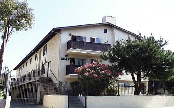 5847 Willoughby Ave in Los Angeles, CA - Building Photo - Building Photo