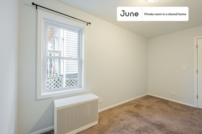 Private bedroom in 3 bed/1 bath Home in Chicago, IL - Building Photo - Building Photo
