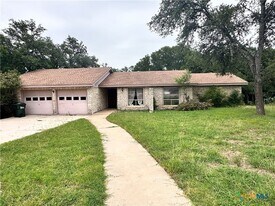 202 Oak Ridge Dr in San Marcos, TX - Building Photo