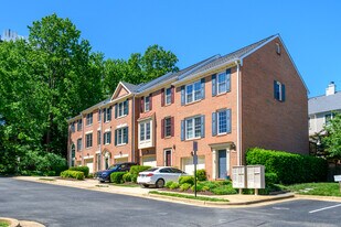 Hillwood Condominiums in Alexandria, VA - Building Photo