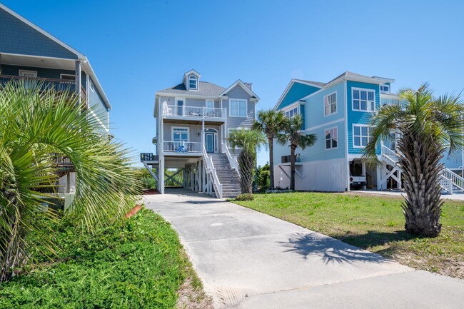 326 E Dolphin Dr in Oak Island, NC - Building Photo - Building Photo