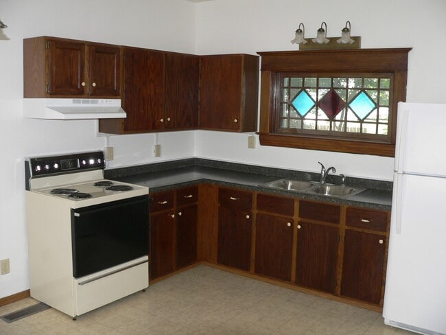 204 W Cedar St, Unit Apartment A in Chippewa Falls, WI - Building Photo - Building Photo